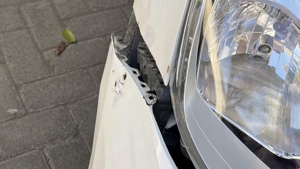 Mobil keluarga wisudawan UNM diduga dirusak preman usai menolak bayar parkir Rp 20 ribu.