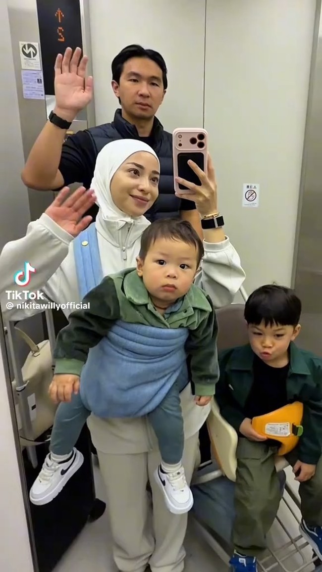 Nikita Willy membagikan momen keseruan liburan keluarganya ke Jepang. Tanpa pengasuh, Nikita terlihat momong 2 anaknya sendiri. Foto: TikTok/@nikitawillyofficial