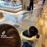 Dalam video yang dibagikan terlihat Nikita yang menggendong anak keduanya, Nael. Sementara anak pertamanya, Issa, tampak duduk di stroller yang ia dorong. Foto: TikTok/@nikitawillyofficial