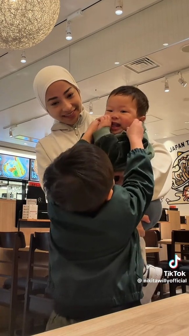 Meski tanpa pengasuh, Nikita tampak menikmati momen liburannya sambil mengasuh kedua anaknya sendiri. Sikap Nikita itu pun menuai banyak komentar pujian dari para netizen. Foto: TikTok/@nikitawillyofficial