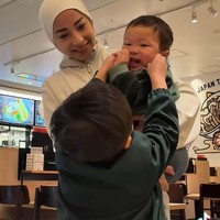 Meski tanpa pengasuh, Nikita tampak menikmati momen liburannya sambil mengasuh kedua anaknya sendiri. Sikap Nikita itu pun menuai banyak komentar pujian dari para netizen. Foto: TikTok/@nikitawillyofficial
