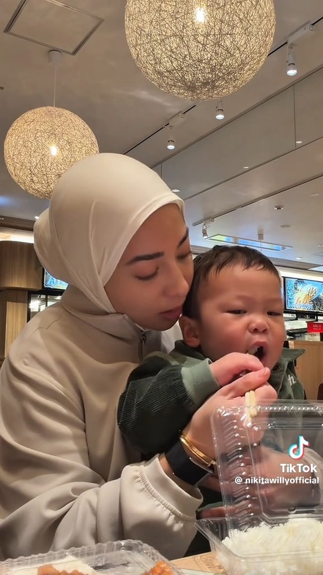 Mulai dari menggendong hingga menyuapi, Nikita tampak begitu telaten mengurus putranya. Banyak yang ikut salut melihat aksinya itu. Foto: TikTok/@nikitawillyofficial