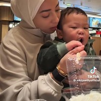 Mulai dari menggendong hingga menyuapi, Nikita tampak begitu telaten mengurus putranya. Banyak yang ikut salut melihat aksinya itu. Foto: TikTok/@nikitawillyofficial