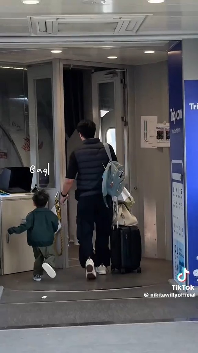 Sementara suami Nikita, Indra, bertugas membawa barang-barang milik mereka sambil ikut mengawasi Issa. Foto: TikTok/@nikitawillyofficial