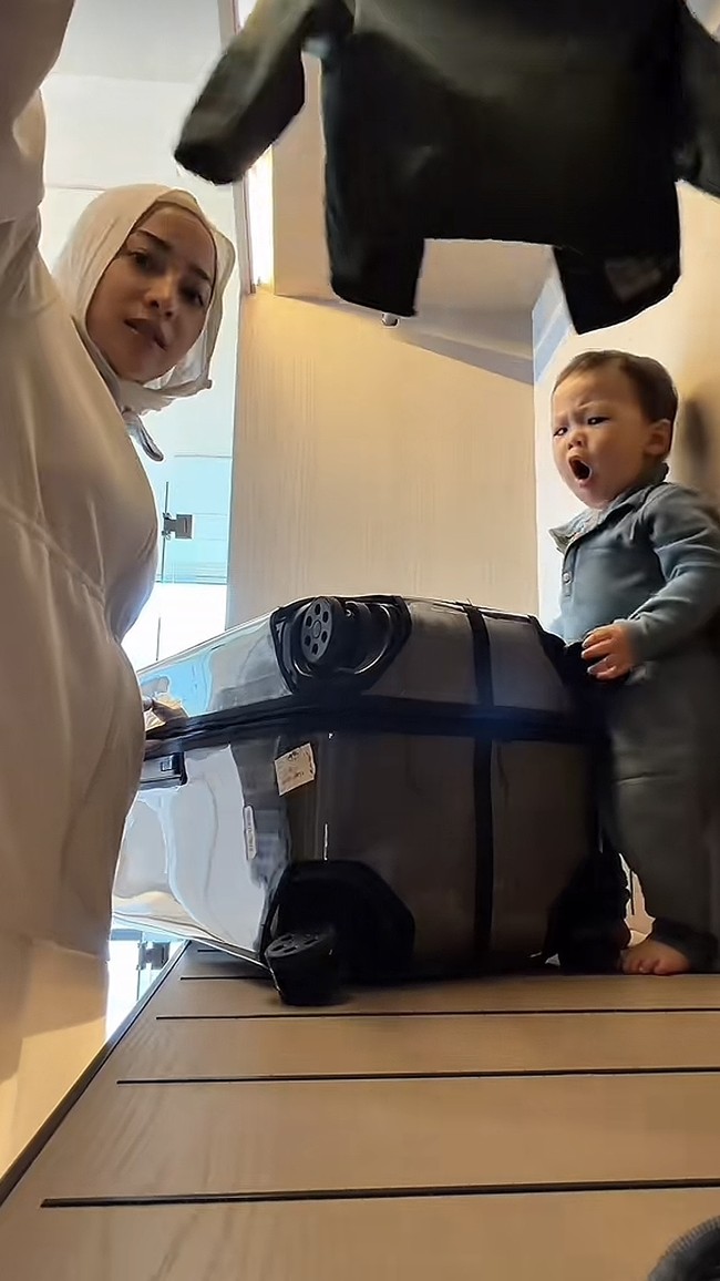 Setelah sampai di penginapan, Nikita membongkar barang-barangnya sambil ditemani putra keduanya, Nael, yang tampak tak bisa lepas dari sang mama. Foto: TikTok/@nikitawillyofficial