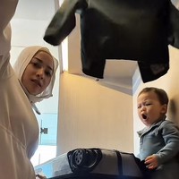 Setelah sampai di penginapan, Nikita membongkar barang-barangnya sambil ditemani putra keduanya, Nael, yang tampak tak bisa lepas dari sang mama. Foto: TikTok/@nikitawillyofficial