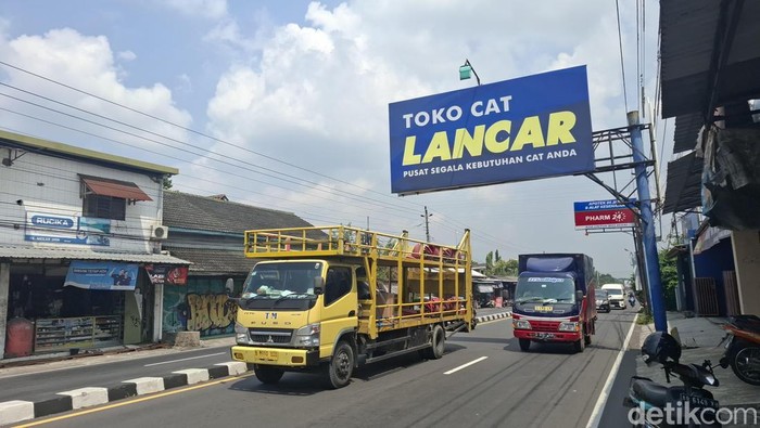 Truk Muatan Trafo Nyangkut Baliho Sempat Bikin Macet Jalan Wates