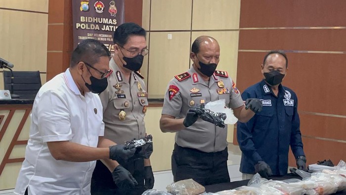 Kapolda Jatim, Irjen Nanang Avianto dan barang bukti paket kokain yang ditemukan di Pasir Putih Kahuripan, Desa Gedugan, Giligenting, Sumenep