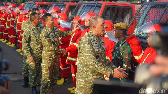Pangdam V/Brawijaya menerima Kendaraan Damkar dari Kemenhan RI.