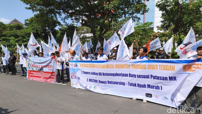 Para buruh yang tergabung dalam FSPMI Jateng saat berdemo di depan DPRD Jateng, Semarang Selatan, Kamis (16/4/2026).
