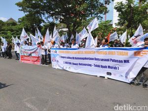 Buruh Demo di Depan DPRD Jateng Tuntut Pengesahan UU Ketenagakerjaan