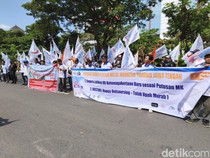 Buruh Demo di Depan DPRD Jateng Tuntut Pengesahan UU Ketenagakerjaan