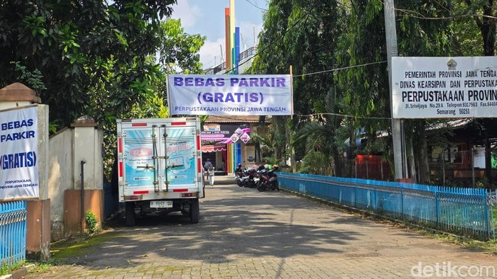 Suasana bagian depan Perpustakaan Provinsi Jawa Tengah, Kecamatan Candisari, Kota Semarang, Kamis (16/4/2026).