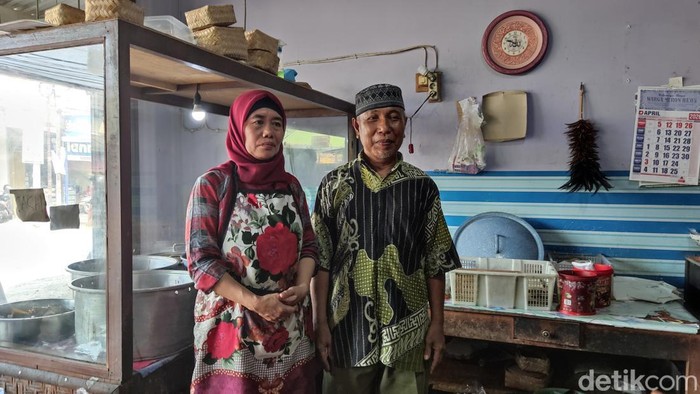 Pasangan penjual gudeg dan jajanan pasar, Rahudin Hasan (61) dan Siti Koringah (52), semringah bisa berangkat haji, Kamis (16/4/2026).
