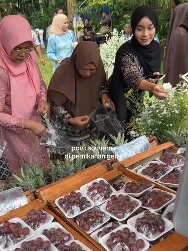 Pasar Buah Unik! Konsep pernikahan di Malang ini sediakan pasar buah untuk souvenir. Ide kreatif pengantin yang segar & personal ini sukses bikin tamu terpukau. Suasana pernikahan tersebut langsung viral di media sosial.