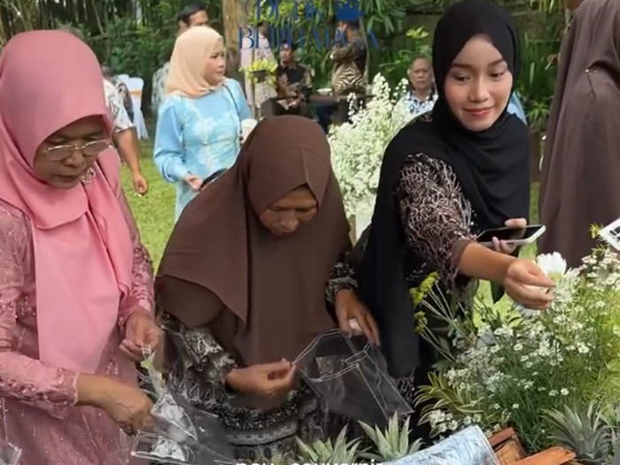 Unik! Konsep pernikahan di Malang ini sediakan pasar buah untuk souvenir. Ide kreatif pengantin yang segar & personal ini sukses bikin tamu terpukau. Suasana pernikahan tersebut langsung viral di media sosial.