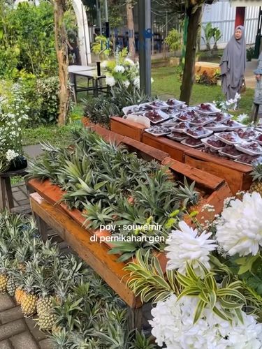 Pasar Buah Unik! Konsep pernikahan di Malang ini sediakan pasar buah untuk souvenir. Ide kreatif pengantin yang segar & personal ini sukses bikin tamu terpukau. Suasana pernikahan tersebut langsung viral di media sosial.