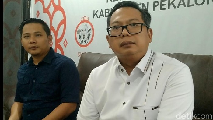 Pelaksana Harian (Plh) Kasi Intel Kejaksaan Negeri Kabupaten Pekalongan, Taufan Maulana, usai menerima pelimpahan tahap kedua di kejaksaan Negeri Kabupaten Pekalongan, Kamis (16/04).