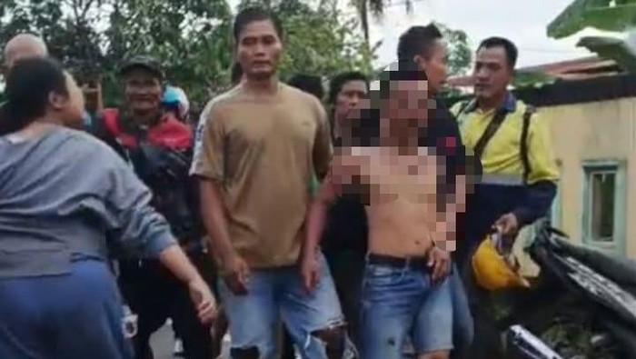 Pelaku jambret di Palembang saat diamankan warga