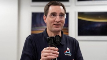 Dalam misi Artemis II, astronaut harus mampu mengambil gambar secara akurat tanpa kesempatan pengambilan ulang, menjadikan peran pelatih krusial dalam keberhasilan dokumentasi misi. Foto: REUTERS/Danielle Villasana