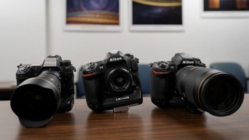 Model-model peralatan kamera Nikon yang dibawa kru NASA Artemis II ke luar angkasa ditampilkan. Astronaut dilatih menggunakan perangkat seperti Nikon D5 dan Nikon Z9, yang dipilih karena ketahanan terhadap radiasi dan kondisi luar angkasa. Foto: REUTERS/Danielle Villasana