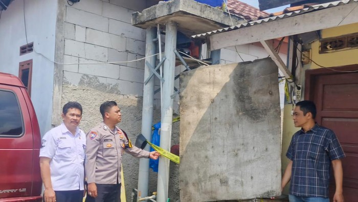 pemasangan garis polisi di warung yang dicurigai jual obat terlarang