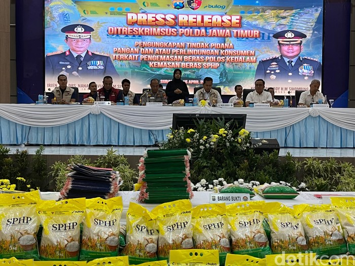 Penampakan 400 sak beras kemasan SPHP 5 kg saat konferensi pers di Polda Jatim