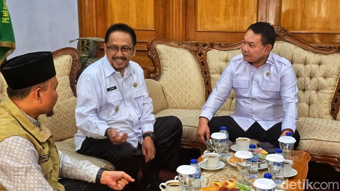 Penasihat Presiden Bidang Urusan Pertahanan Nasional, Jenderal TNI (Purn.) Prof. Dr. Dudung Abdurachman, menyambangi Pendopo Sukabumi pada Kamis (16/4/2026) pagi.
