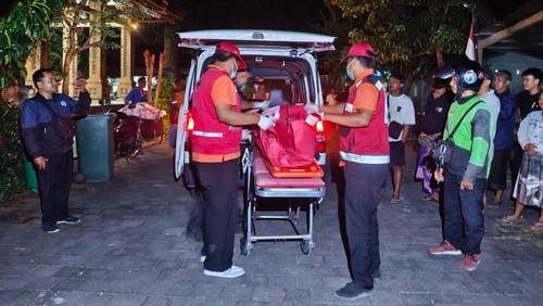 Proses evakuasi seorang pria yang ditemukan meninggal di bale bengong kawasan Setra Pitik, Denpasar Selatan, Rabu (15/4/2026).