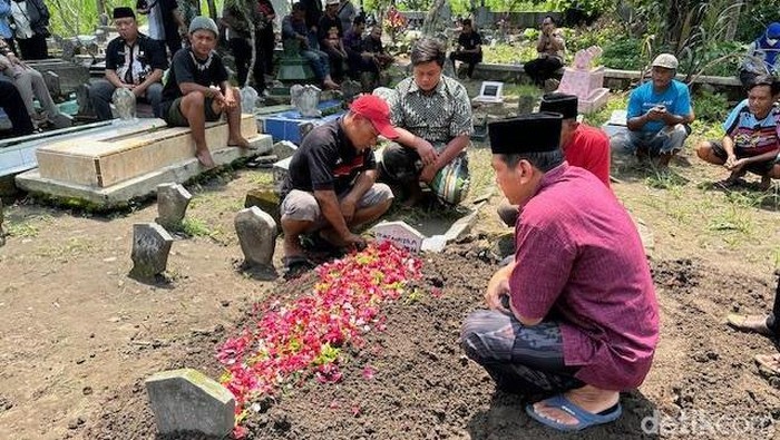 Pemakaman balita di Kelurahan Ngronggo, Kota Kediri yang tewas dengan penuh lebam