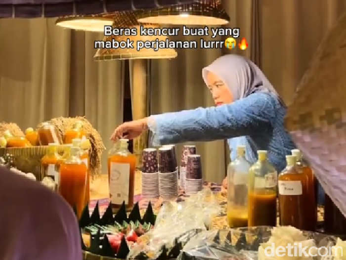 Pengantin ini menyediakan jamu tradisional saat resepsi pernikahan bikin hangat dan syahdu.