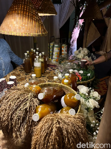 Pengantin ini menyediakan jamu tradisional saat resepsi pernikahan bikin hangat dan syahdu.