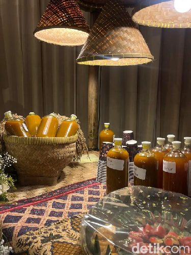 Pengantin ini menyediakan jamu tradisional saat resepsi pernikahan bikin hangat dan syahdu.