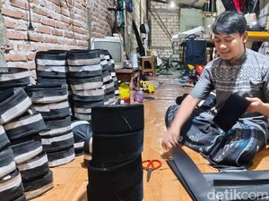 Keluh Kesah Perajin Songkok Lamongan Terhimpit Kenaikan Bahan Baku