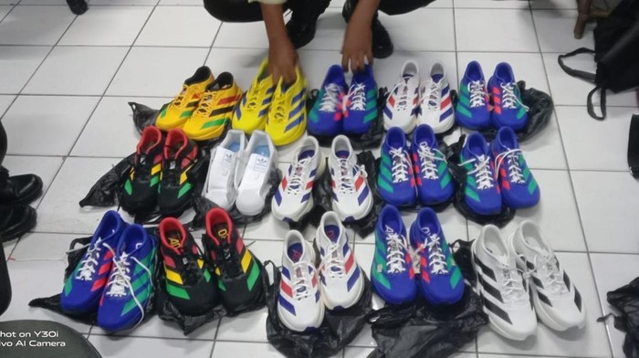 Penyeludupan sepatu Adidas dari pabrik di Serang.