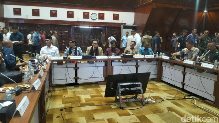 Pertemuan Baleg DPR RI dengan Pemerintah Aceh di Anjong Mon Mata, Banda Aceh.