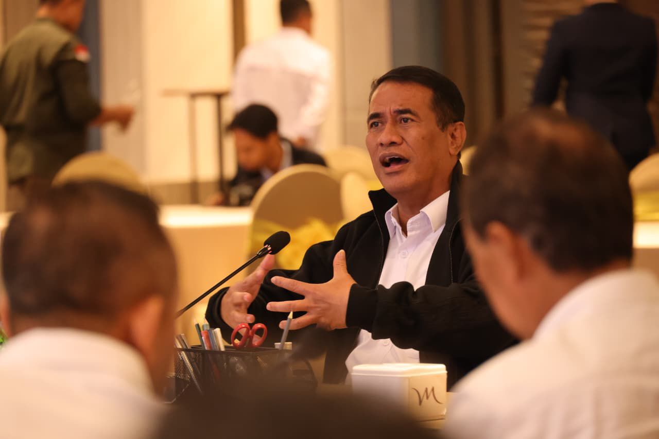 Pertemuan Menteri Pertanian (Mentan)  Amran Sulaiman dengan jajaran PTPN dan Danantara di Padang, Sumatera Barat, Selasa (14/4/2026) (dok. Kementan)