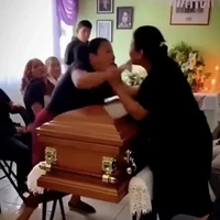 Viral Pertengkaran 2 Wanita di Atas Peti Mati Pria yang Menyelingkuhi Mereka