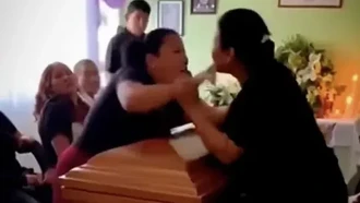 Viral Pertengkaran 2 Wanita di Atas Peti Mati Pria yang Menyelingkuhi Mereka