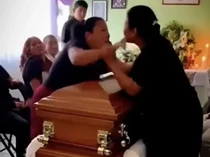2 Wanita Ini Gelut di Atas Peti Mati Pria yang Selingkuhi Mereka