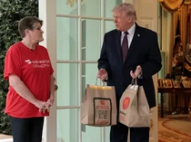 Pesan McD ke Gedung Putih, Donald Trump Kasih Tip Rp 1,7 Juta ke Pengantar!