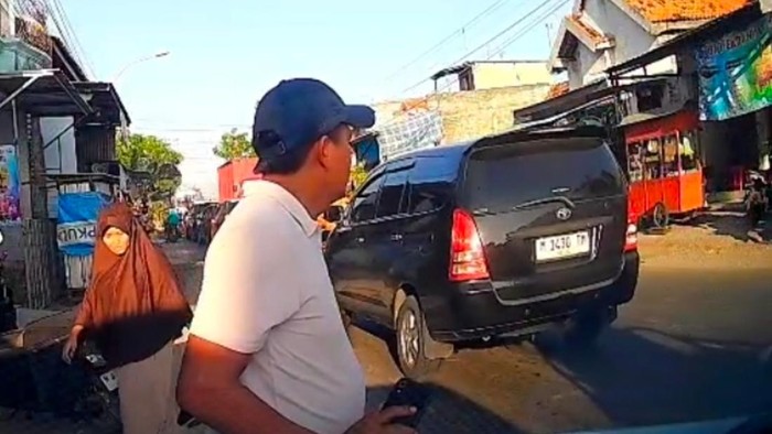 Foto saat petugas reserse polres Pamekasan menghentikan mobil tersangka dan menangkapnya. Mobil tersangka saat pengintaian petugas.