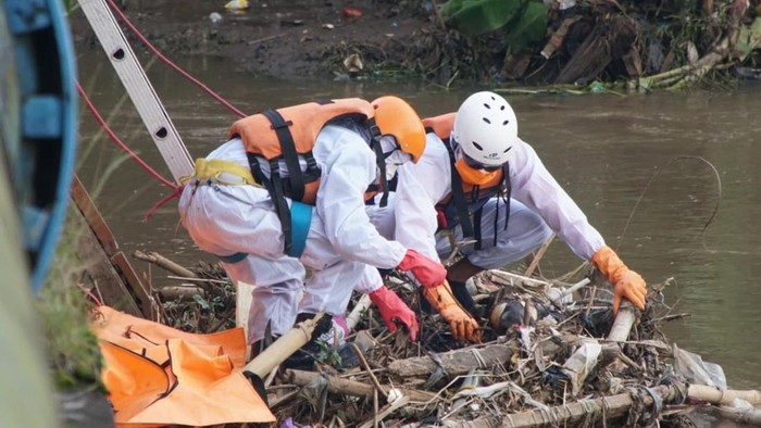 Petugas saat melakukan evakuasi kerangka manusia di bantaran sungai Citarum, Kabupaten Bandung