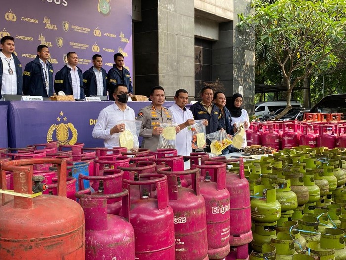 Polda Metro membongkar sindikat pengoplos gas subsidi di Jakarta hingga Tangerang. (Wildan/detikcom)