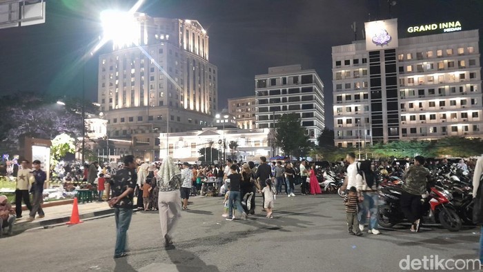Suasana parkir di Lapangan Merdeka saat malam hari.