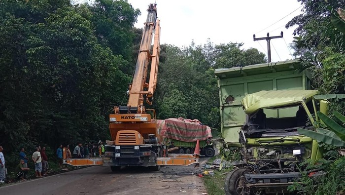 Polisi mengevakuasi kendaraan yang terlibat kecelakaan beruntun di Jalantim Muba