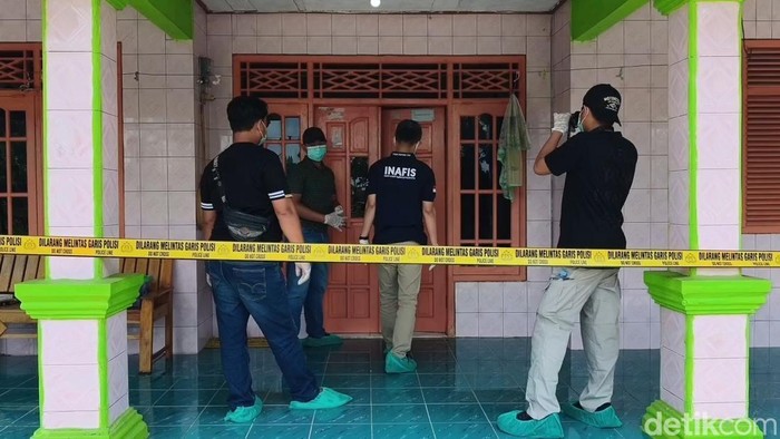 Polisi saat melakukan olah TKP dugaan pembunuhan di Subang