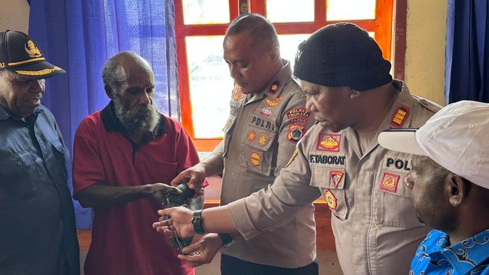 Polres Tolikara menerima pengembalian senjata api yang sempat dirampas massa dalam bentrokan di Tolikara.