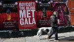 Poster Boikot Met Gala 2026 Muncul di New York