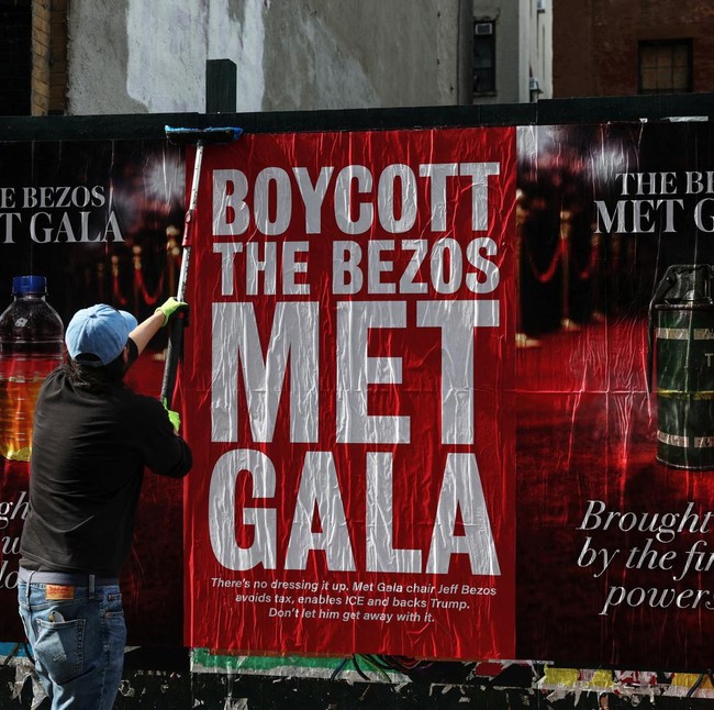Poster Boikot Met Gala 2026 Muncul di New York